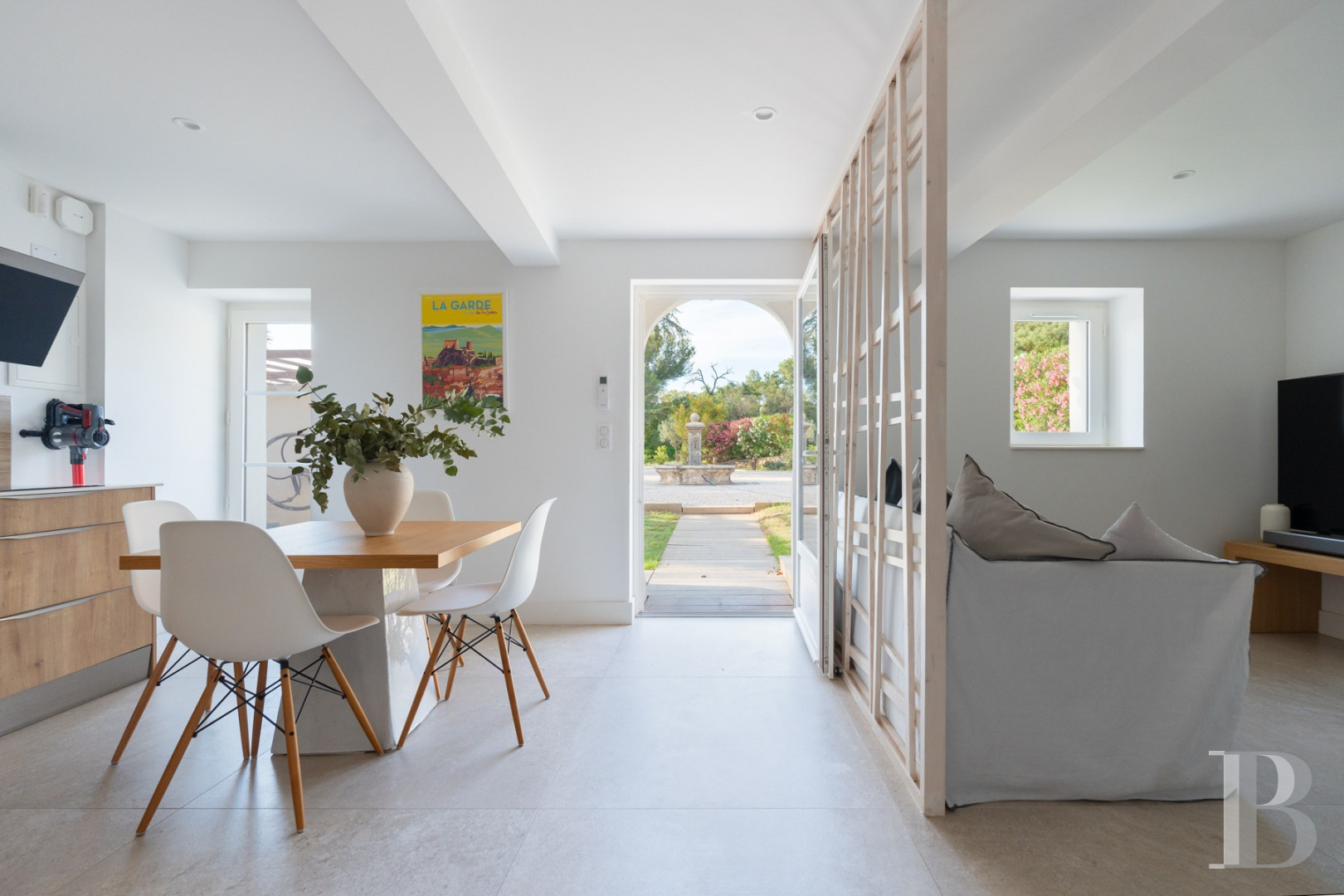 A renovated farmhouse surrounded by extensive grounds leading down to the sea, between Toulon and Hyères on the Var coast - photo  n°25